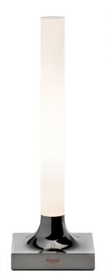 Goodnight Akkuleuchte von Kartell für den Außenbereich: Moderne Tischleuchte mit warmweißem Licht.